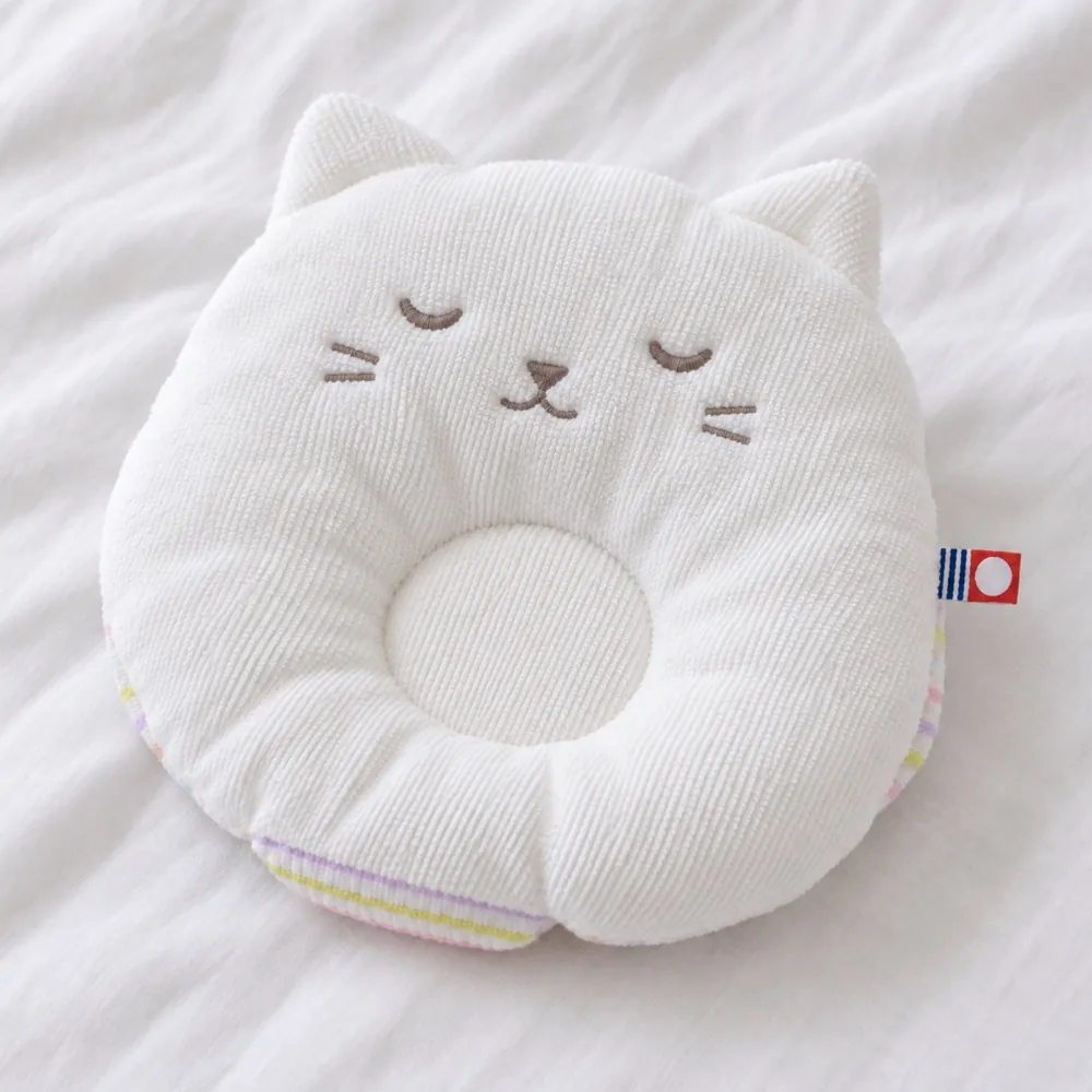 ねこの形をした抱っこ枕
